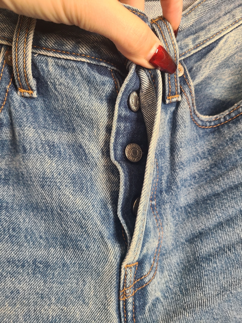 Levi's Classic Light Wash Denim Jeans - Picture 5 of 6
